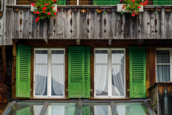 Красивые Швейцарские Окна Альпийской Деревне — стоковое фото