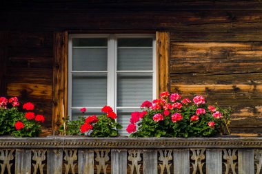 Alp köyündeki güzel İsviçre pencereleri