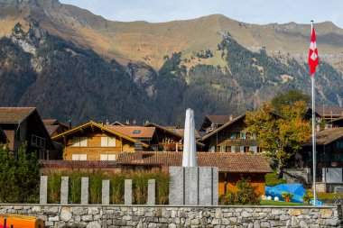 İsviçre 'deki görkemli Brienzersee Gölü ve İsviçre köyleri.