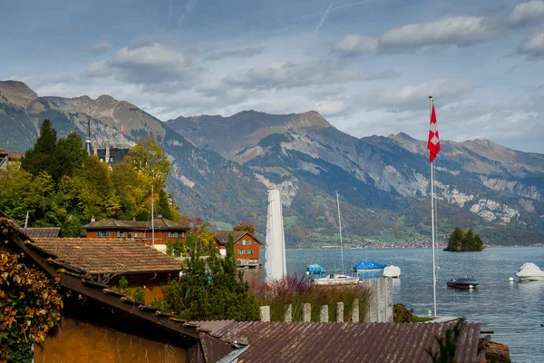 スイスとスイスの村にある壮大なブリエンツェルン湖 — ストック写真