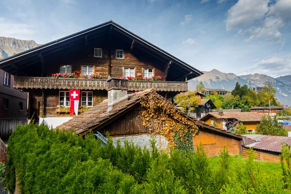 Hermosas Casas Suizas Pueblo Alpino —  Fotos de Stock