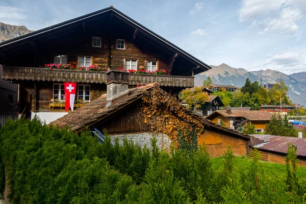 Hermosas Casas Suizas Pueblo Alpino —  Fotos de Stock