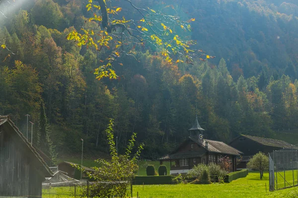 Belas Casas Suíças Aldeia Alpina — Fotografia de Stock