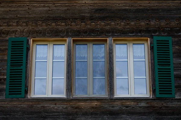 Alp Köyündeki Güzel Sviçre Pencereleri — Stok fotoğraf