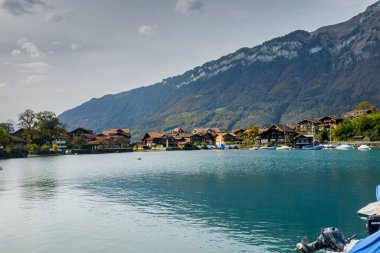 İsviçre 'deki görkemli Brienzersee Gölü ve İsviçre köyleri.