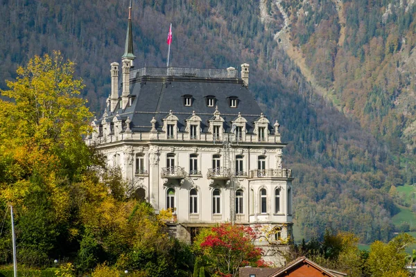 Alp Köyündeki Güzel Sviçre Evleri — Stok fotoğraf