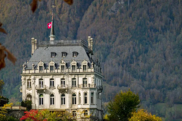 スイスの美しいBrienzerseeとその上の城 — ストック写真