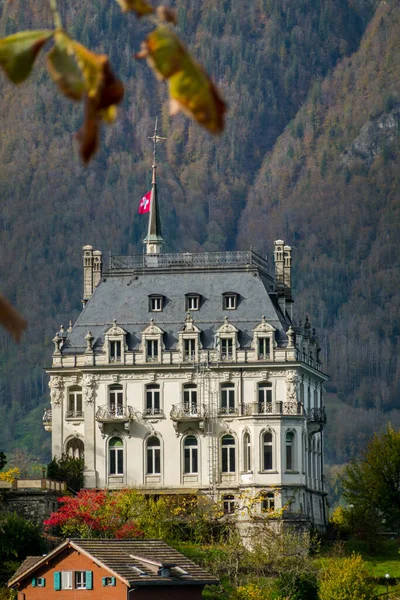 スイスの美しいBrienzerseeとその上の城 — ストック写真