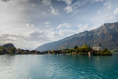 İsviçre 'deki güzel Brienzersee ve üzerindeki şato..