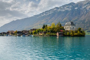 İsviçre 'deki güzel Brienzersee ve üzerindeki şato..