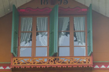 Alp köyündeki güzel İsviçre pencereleri