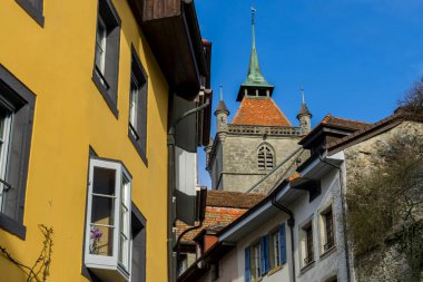 Güzel, pitoresk İsviçre kasabası Estavayer-le-Lac.