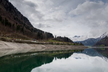 Lungren Gölü İsviçre. Alplerin güzel ve inanılmaz doğası.