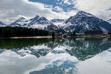 Arosa İsviçre. Alplerin güzel ve inanılmaz doğası.