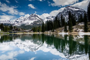 Arosa İsviçre. Alplerin güzel ve inanılmaz doğası.