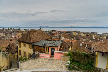 İnanılmaz güzel şehir Naschatel İsviçre. İsviçre ve şehirlerin güzel ve inanılmaz mimarisi.