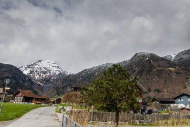 28.04.23 Switzerland. Lungren Gölü İsviçre. Alplerin güzel ve inanılmaz doğası.