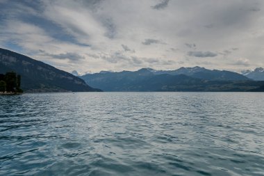 İsviçre 'de Thun Gölü' nde tekne gezisi. İnanılmaz manzara ve manzaralar.