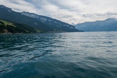İsviçre 'de Thun Gölü' nde tekne gezisi. İnanılmaz manzara ve manzaralar.