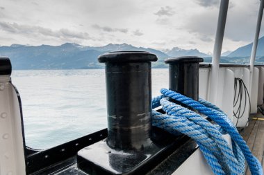 İsviçre 'de Thun Gölü' nde tekne gezisi. İnanılmaz manzara ve manzaralar.