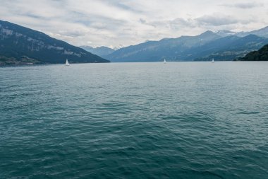 İsviçre 'de Thun Gölü' nde tekne gezisi. İnanılmaz manzara ve manzaralar.
