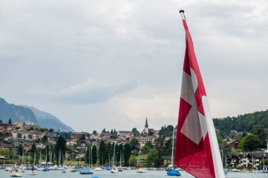 İsviçre 'de Thun Gölü' nde tekne gezisi. İnanılmaz manzara ve manzaralar.