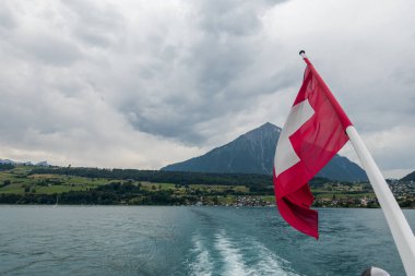 İsviçre 'de Thun Gölü' nde tekne gezisi. İnanılmaz manzara ve manzaralar.