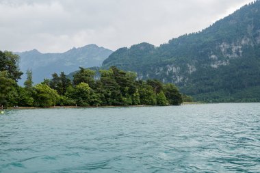 İsviçre 'de Thun Gölü' nde tekne gezisi. İnanılmaz manzara ve manzaralar.