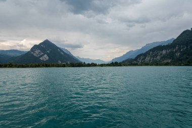 İsviçre 'de Thun Gölü' nde tekne gezisi. İnanılmaz manzara ve manzaralar.