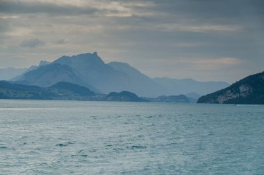 İsviçre 'de Thun Gölü' nde tekne gezisi. İnanılmaz manzara ve manzaralar.