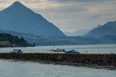 İsviçre 'de Thun Gölü' nde tekne gezisi. İnanılmaz manzara ve manzaralar.