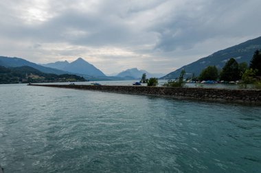 İsviçre 'de Thun Gölü' nde tekne gezisi. İnanılmaz manzara ve manzaralar.