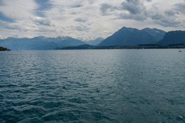 İsviçre 'de Thun Gölü' nde tekne gezisi. İnanılmaz manzara ve manzaralar.