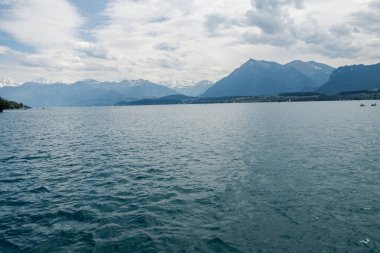 İsviçre 'de Thun Gölü' nde tekne gezisi. İnanılmaz manzara ve manzaralar.