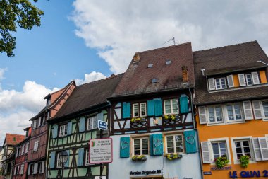 Fransa 'nın inanılmaz güzel şehri Colmar, Alsace. Güzel sokaklar ve evler