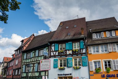 Fransa 'nın inanılmaz güzel şehri Colmar, Alsace. Güzel sokaklar ve evler