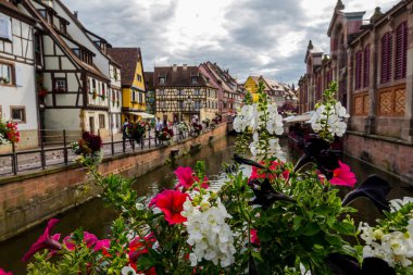 Fransa 'nın inanılmaz güzel şehri Colmar, Alsace. Güzel sokaklar ve evler