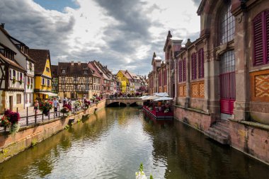 Fransa 'nın inanılmaz güzel şehri Colmar, Alsace. Güzel sokaklar ve evler