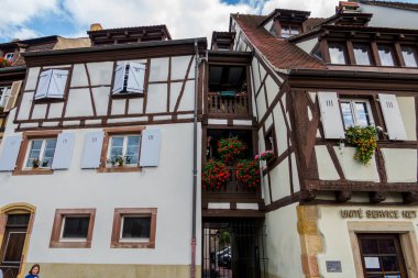 Fransa 'nın inanılmaz güzel şehri Colmar, Alsace. Güzel sokaklar ve evler