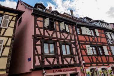 Fransa 'nın inanılmaz güzel şehri Colmar, Alsace. Güzel sokaklar ve evler