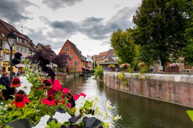 Fransa 'nın inanılmaz güzel şehri Colmar, Alsace. Güzel sokaklar ve evler