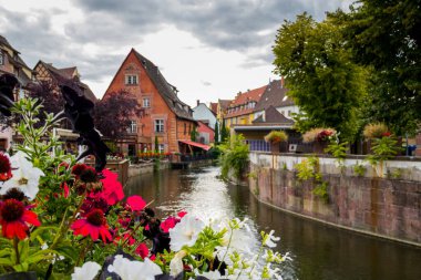 Fransa 'nın inanılmaz güzel şehri Colmar, Alsace. Güzel sokaklar ve evler