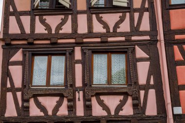 Fransa 'nın inanılmaz güzel şehri Colmar, Alsace. Güzel sokaklar ve evler