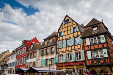 Fransa 'nın inanılmaz güzel şehri Colmar, Alsace. Güzel sokaklar ve evler
