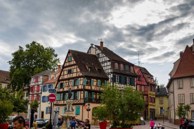 Fransa 'nın inanılmaz güzel şehri Colmar, Alsace. Güzel sokaklar ve evler