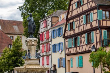 Fransa 'nın inanılmaz güzel şehri Colmar, Alsace. Güzel sokaklar ve evler