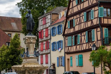 Fransa 'nın inanılmaz güzel şehri Colmar, Alsace. Güzel sokaklar ve evler