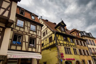 Fransa 'nın inanılmaz güzel şehri Colmar, Alsace. Güzel sokaklar ve evler