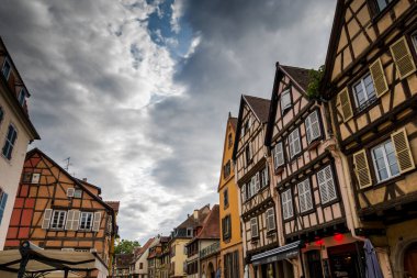 Fransa 'nın inanılmaz güzel şehri Colmar, Alsace. Güzel sokaklar ve evler