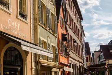 Fransa 'nın inanılmaz güzel şehri Colmar, Alsace. Güzel sokaklar ve evler